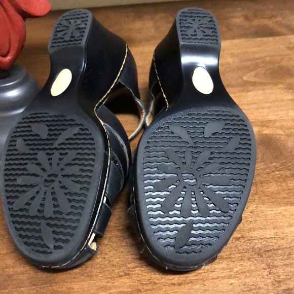 Shoes - Picture 5 of 6